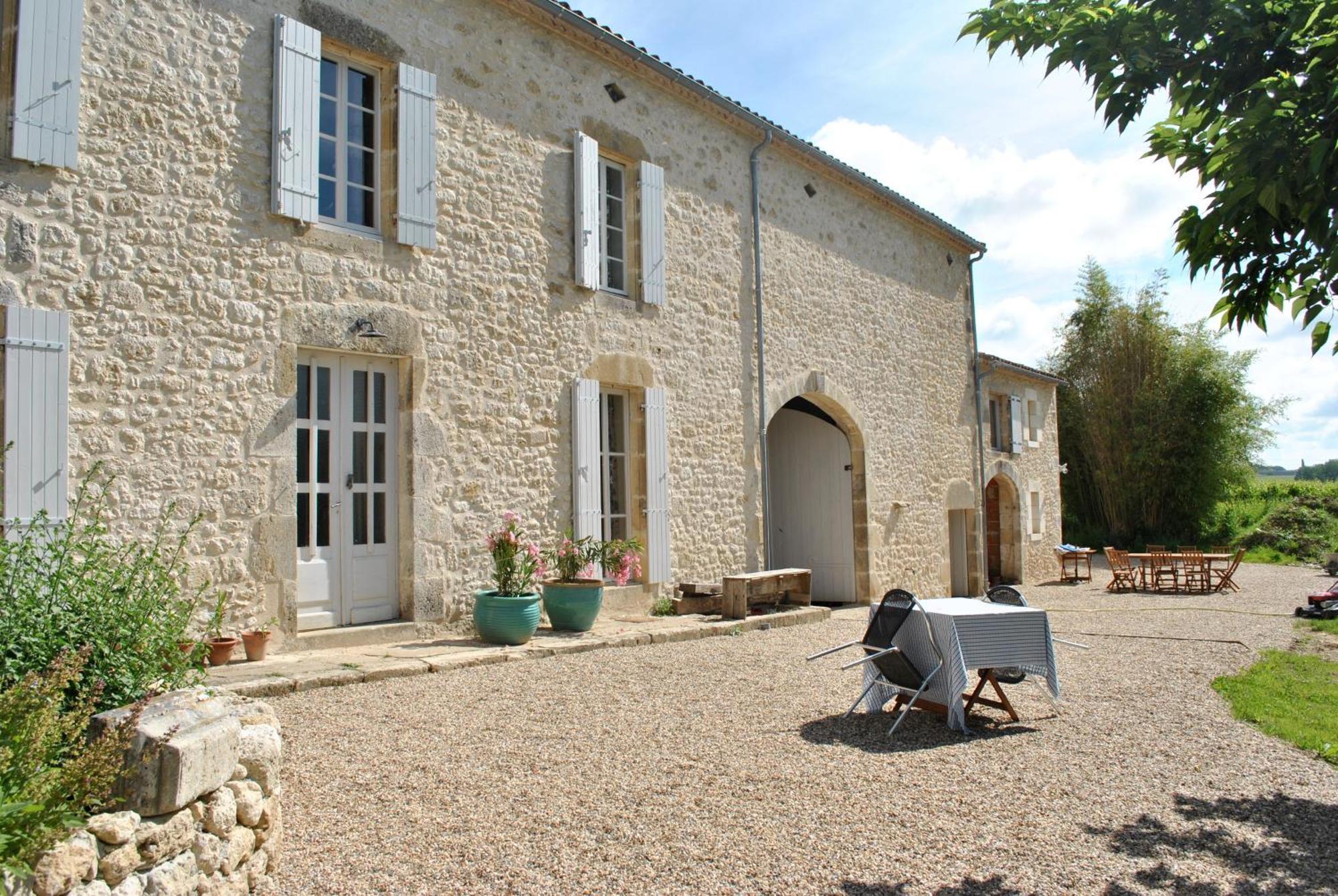 Les Foucauds Hotel Saint-Quentin-de-Caplong Екстериор снимка
